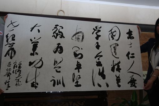 蔡祥麒教授为我校师生现场撰写的书法作品
